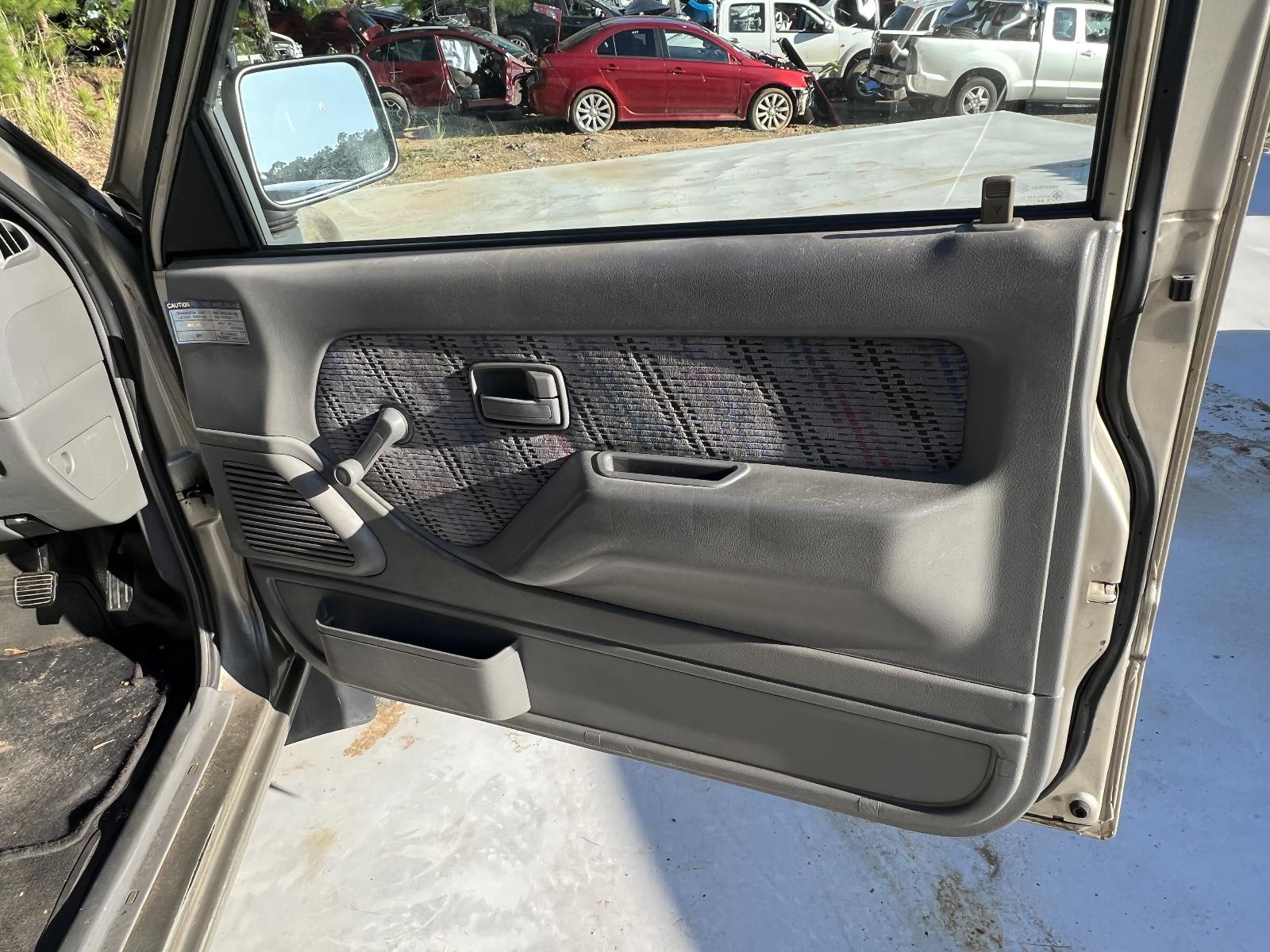 View HOLDEN RODEO 2001   Breaking