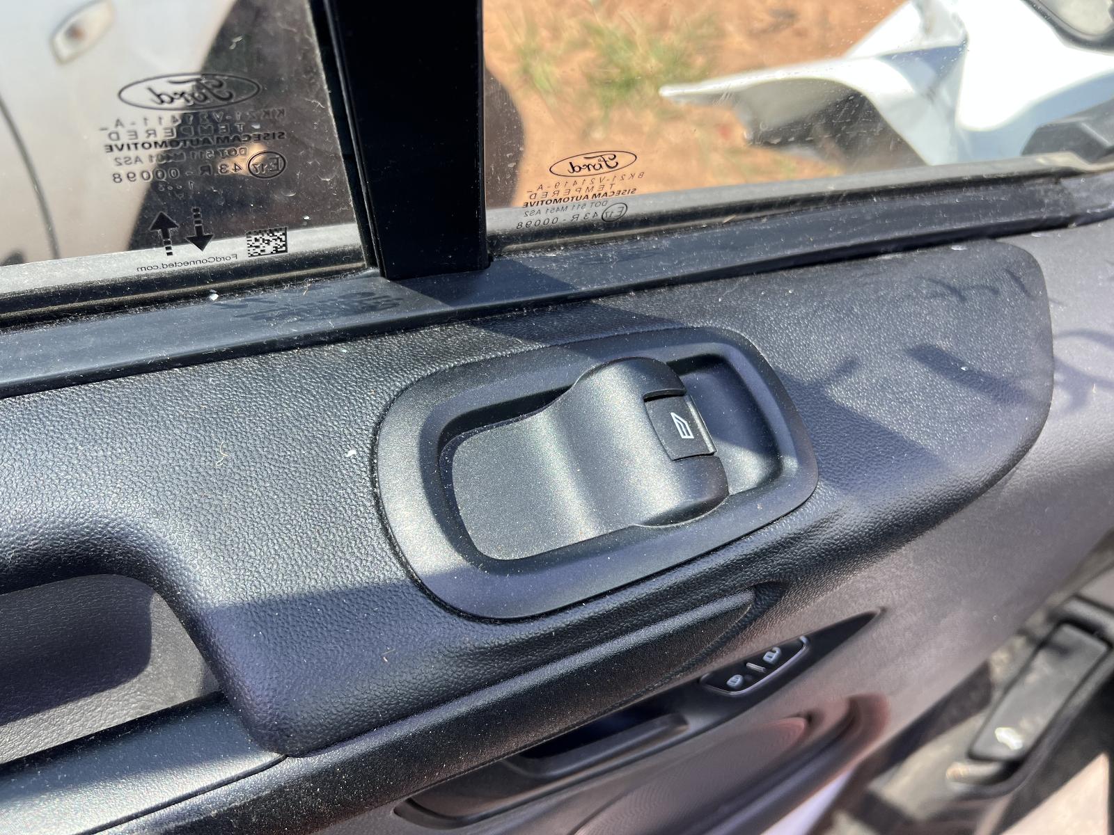 View FORD TRANSIT CUSTOM 2022 2 Door Van Breaking