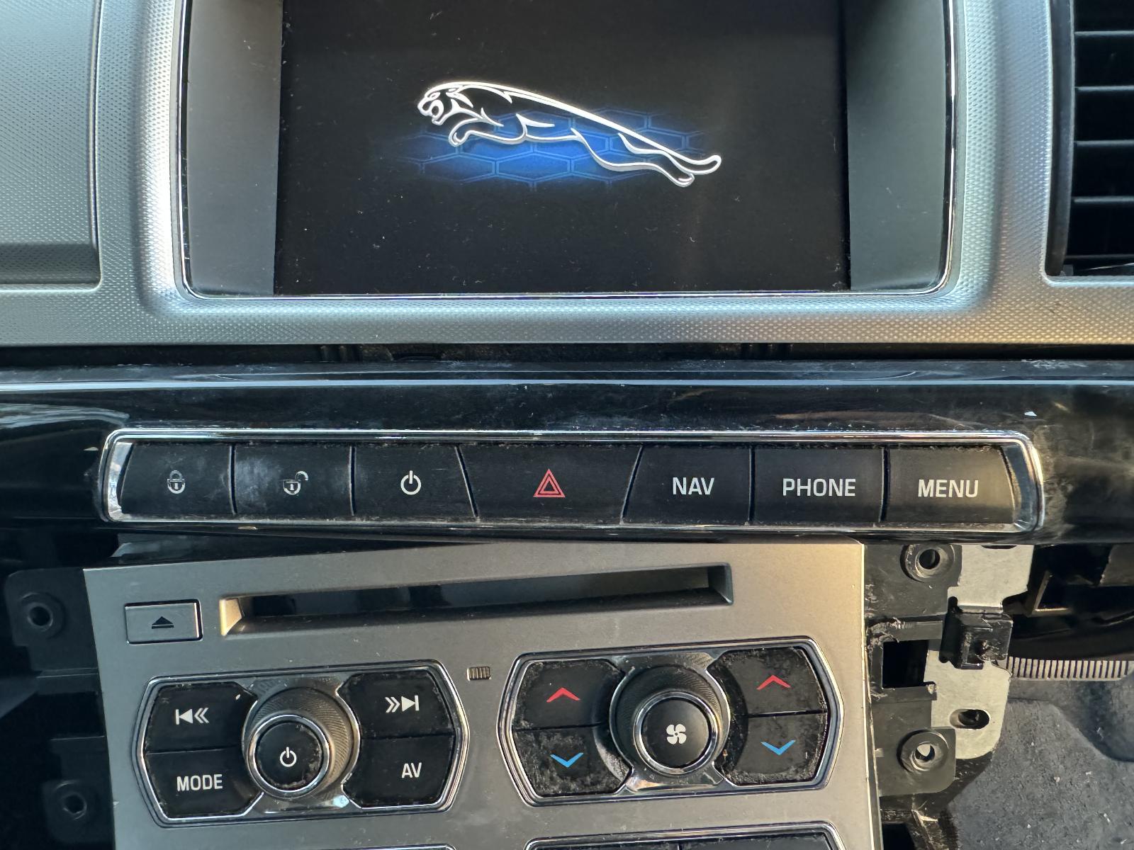 View JAGUAR XF 2015 4 Door Sedan Breaking