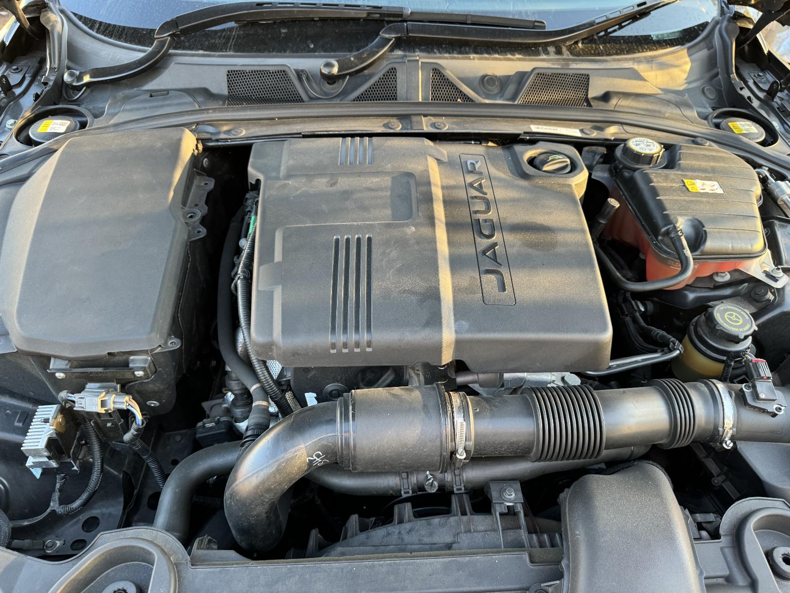 View JAGUAR XF 2015 4 Door Sedan Breaking