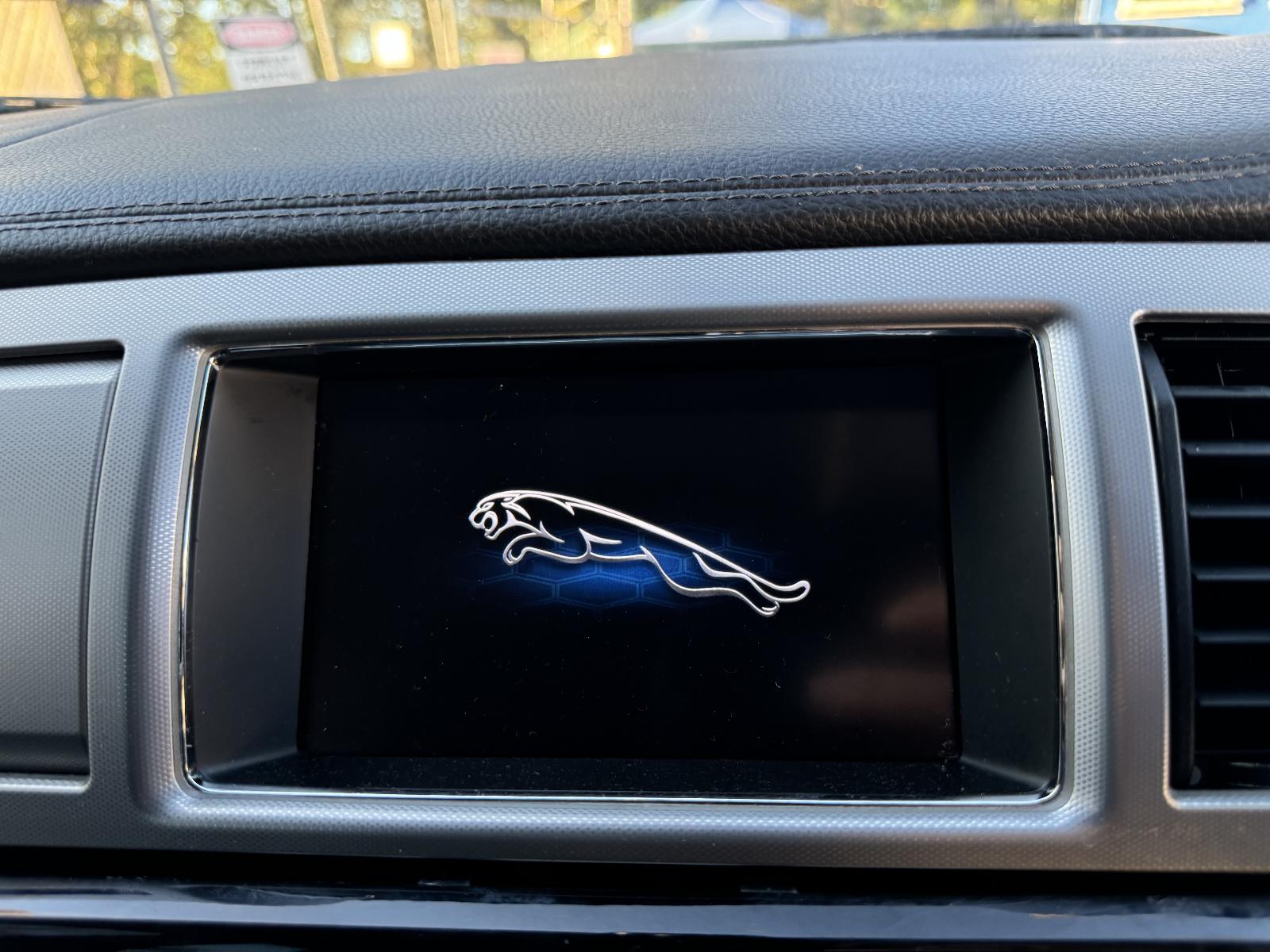 View JAGUAR XF 2015 4 Door Sedan Breaking