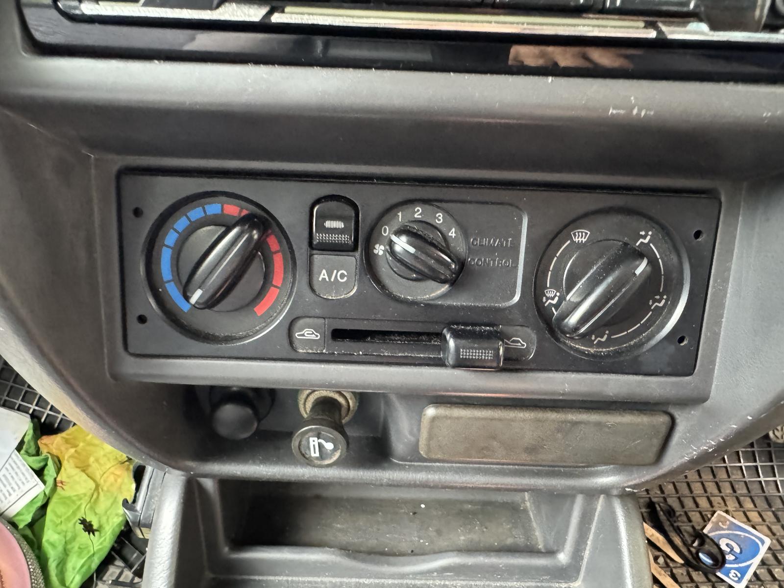 View MAZDA BRAVO 2001 4 Door Utility Breaking