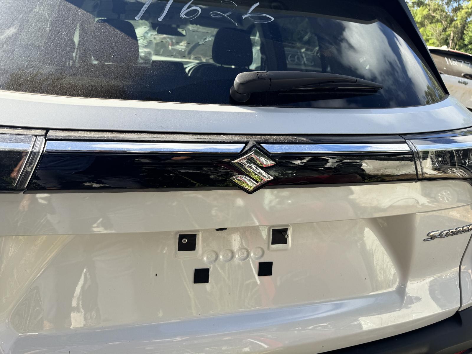 View SUZUKI S-CROSS 2023 5 Door Hatchback Breaking