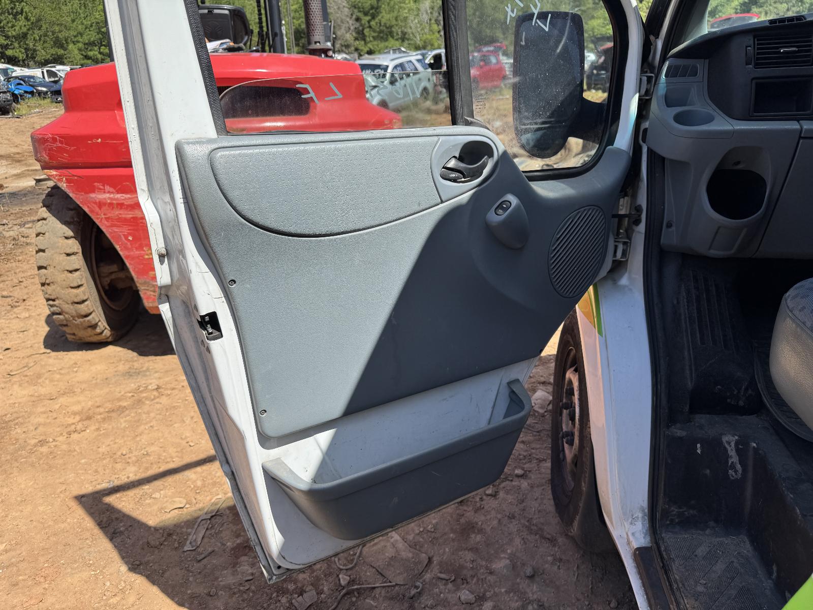 View FORD TRANSIT 2006 2 Door Van Breaking