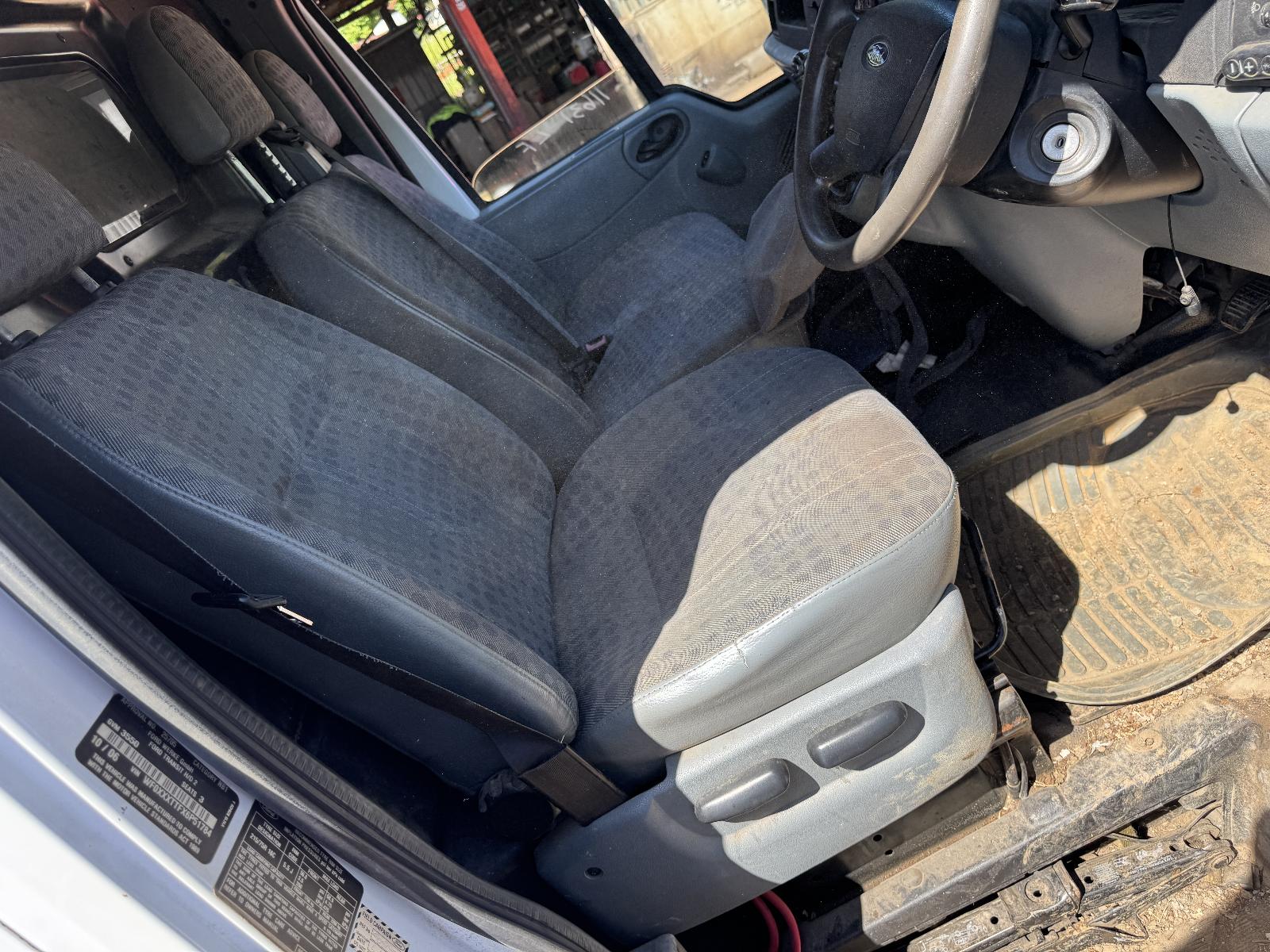 View FORD TRANSIT 2006 2 Door Van Breaking