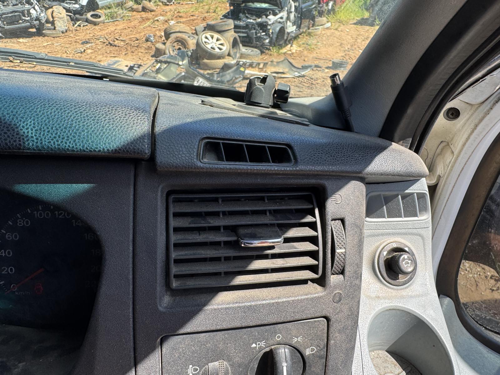 View FORD TRANSIT 2006 2 Door Van Breaking