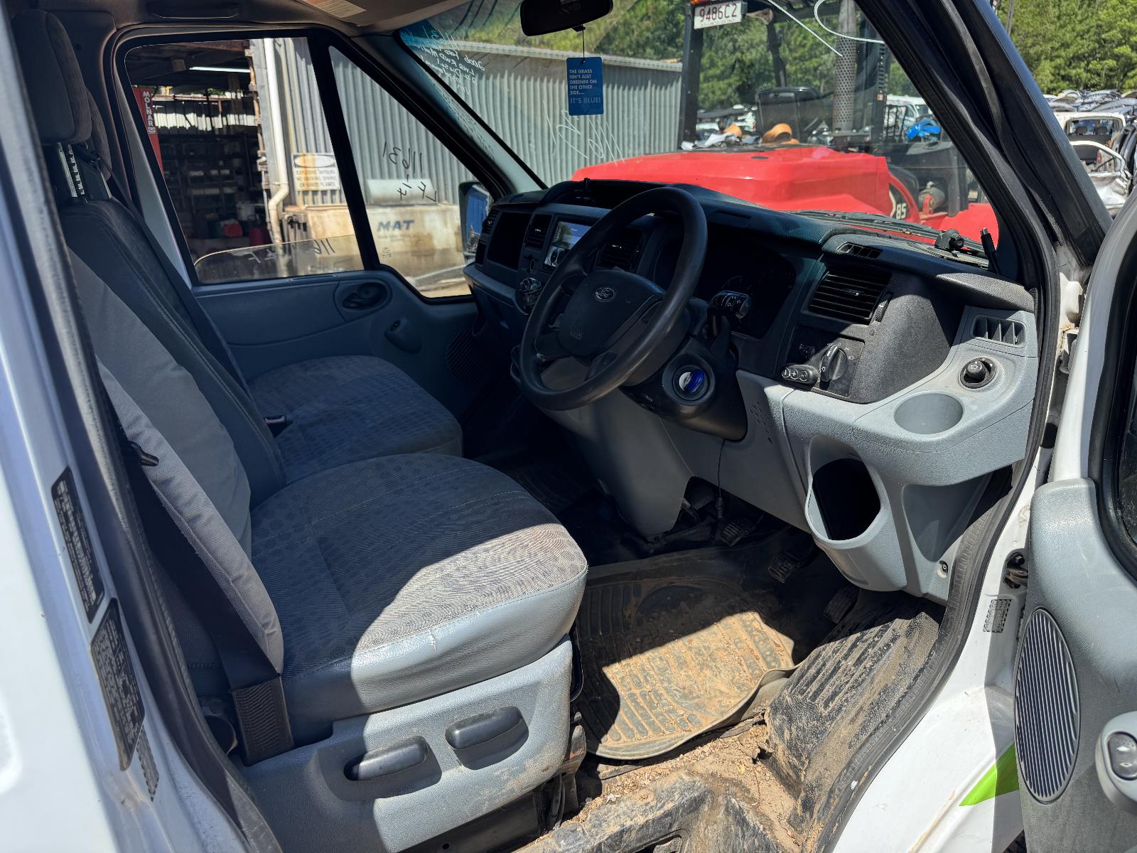 View FORD TRANSIT 2006 2 Door Van Breaking