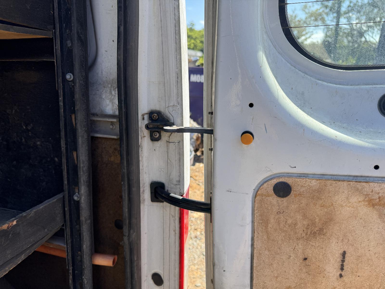 View FORD TRANSIT 2006 2 Door Van Breaking
