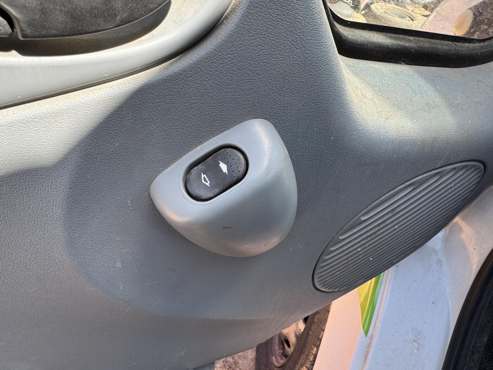 View FORD TRANSIT 2006 2 Door Van Breaking