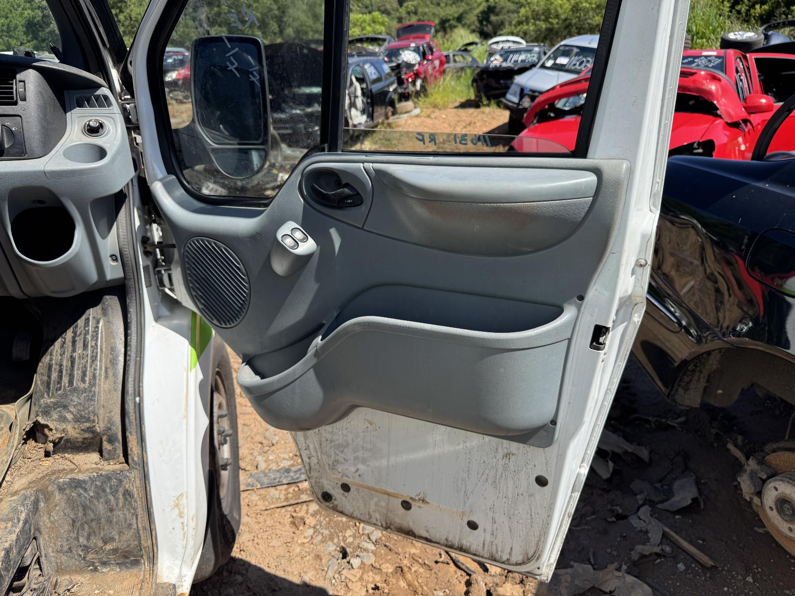 View FORD TRANSIT 2006 2 Door Van Breaking