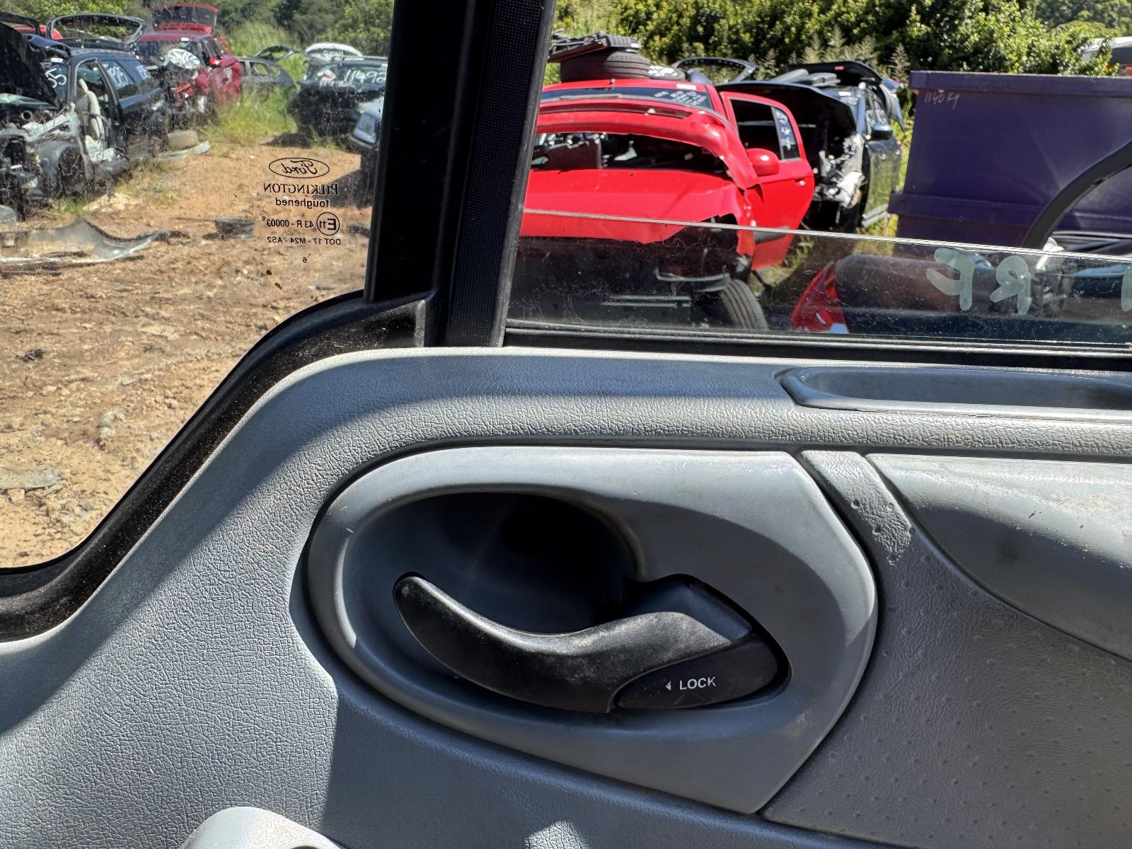 View FORD TRANSIT 2006 2 Door Van Breaking