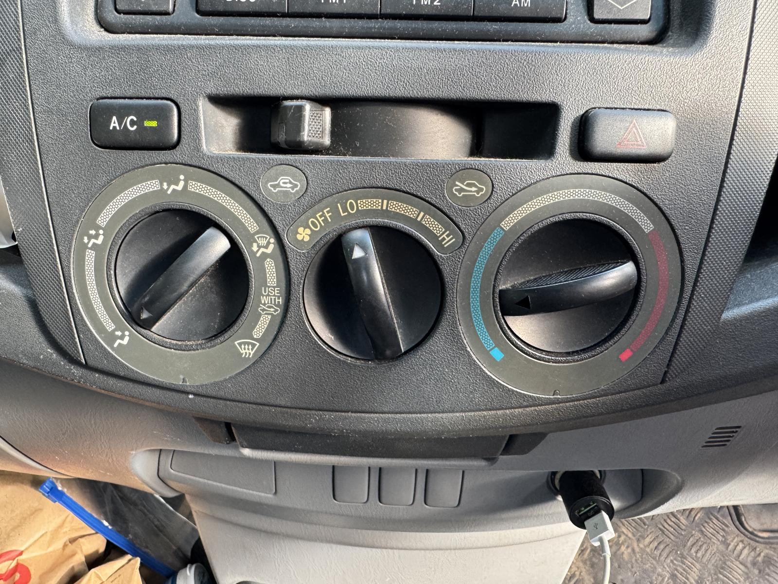 View TOYOTA HILUX 2006 2 Door Utility Breaking