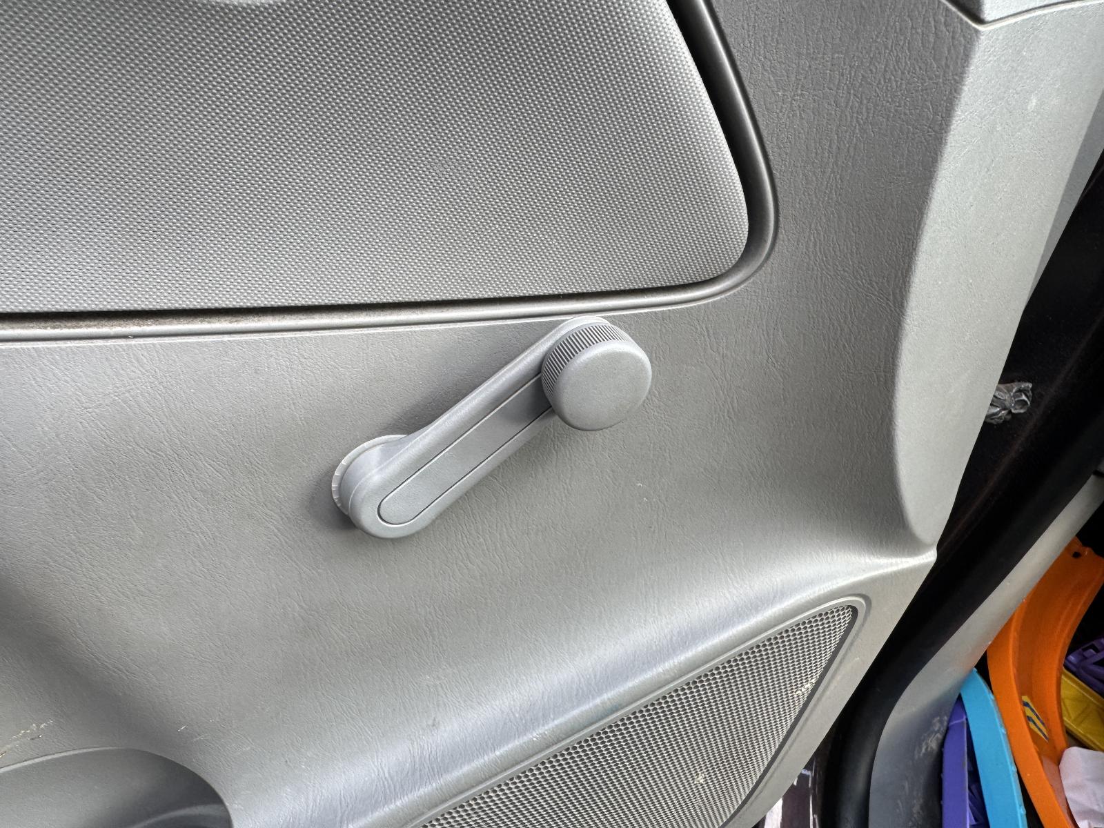 View TOYOTA HILUX 2006 2 Door Utility Breaking