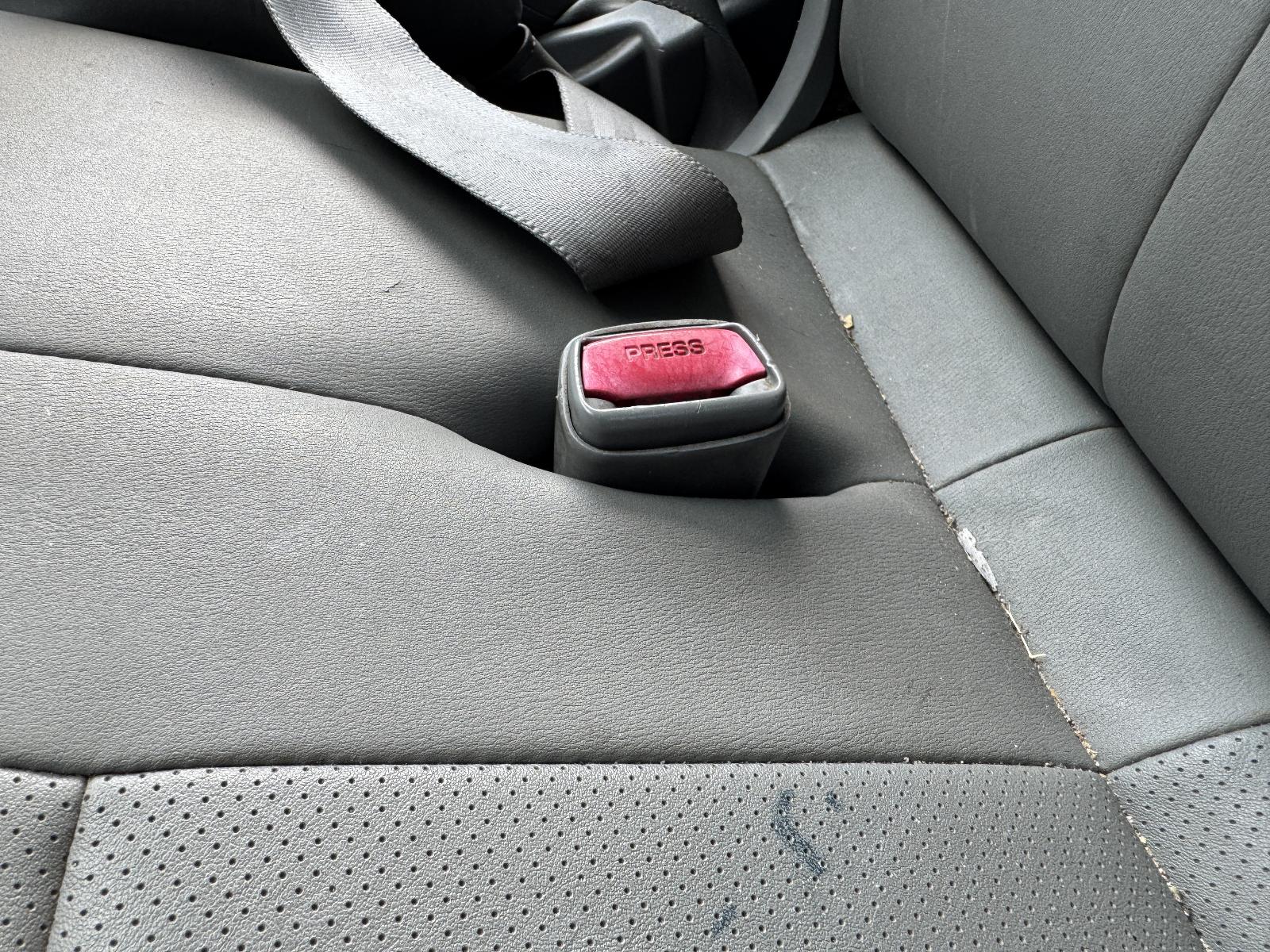 View TOYOTA HILUX 2006 2 Door Utility Breaking