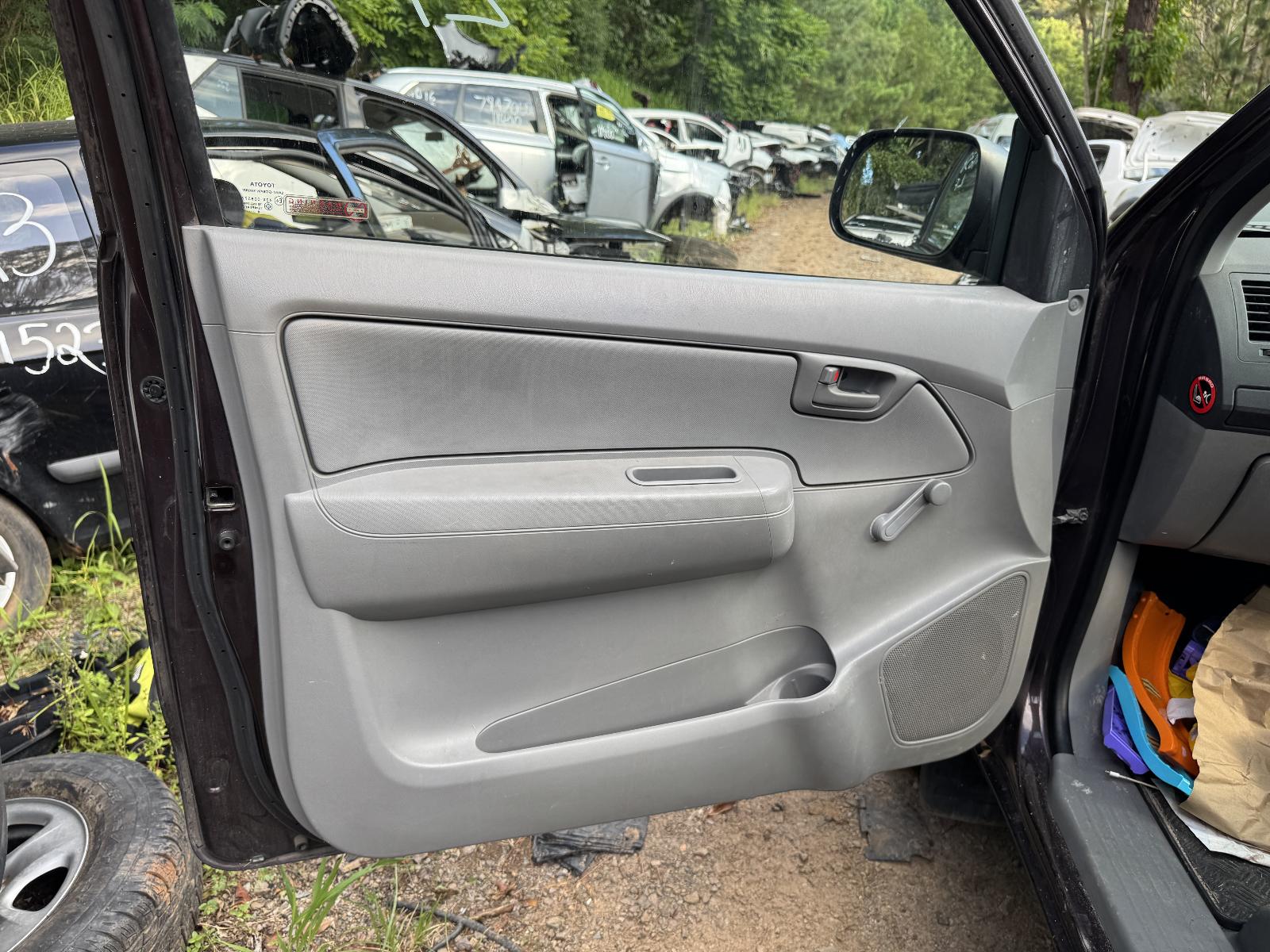 View TOYOTA HILUX 2006 2 Door Utility Breaking
