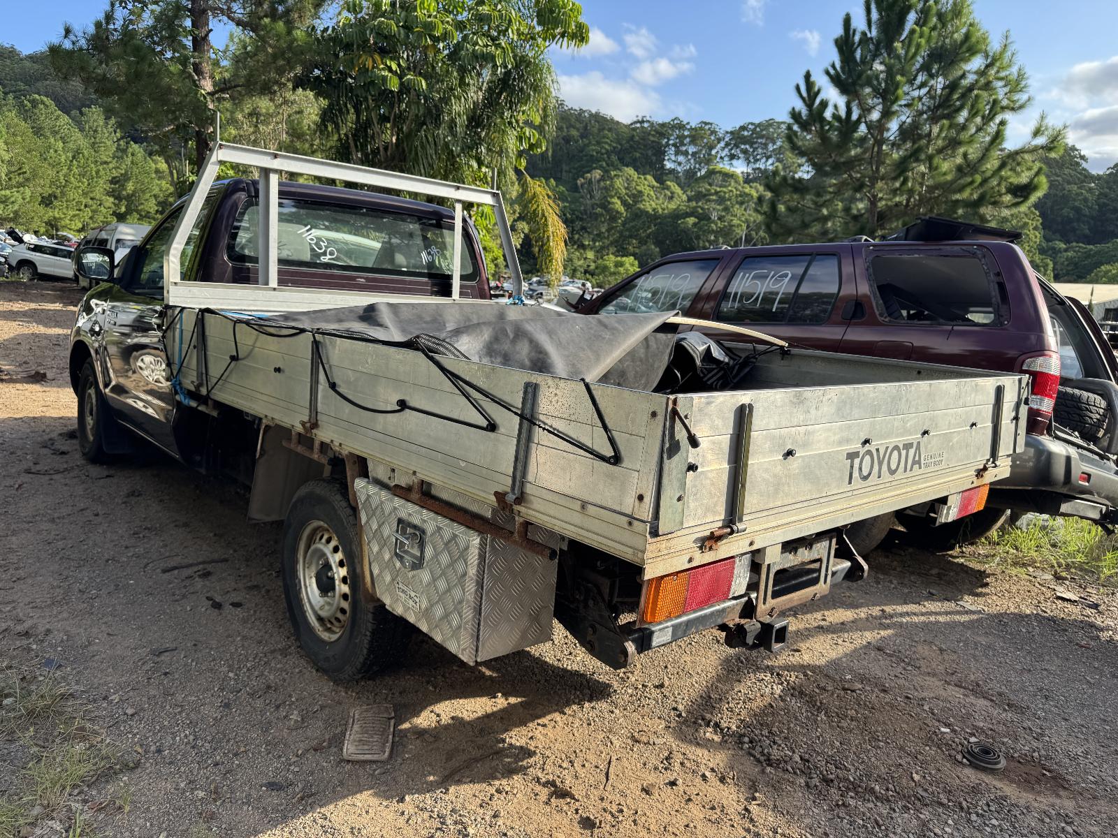 View TOYOTA HILUX 2006 2 Door Utility Breaking