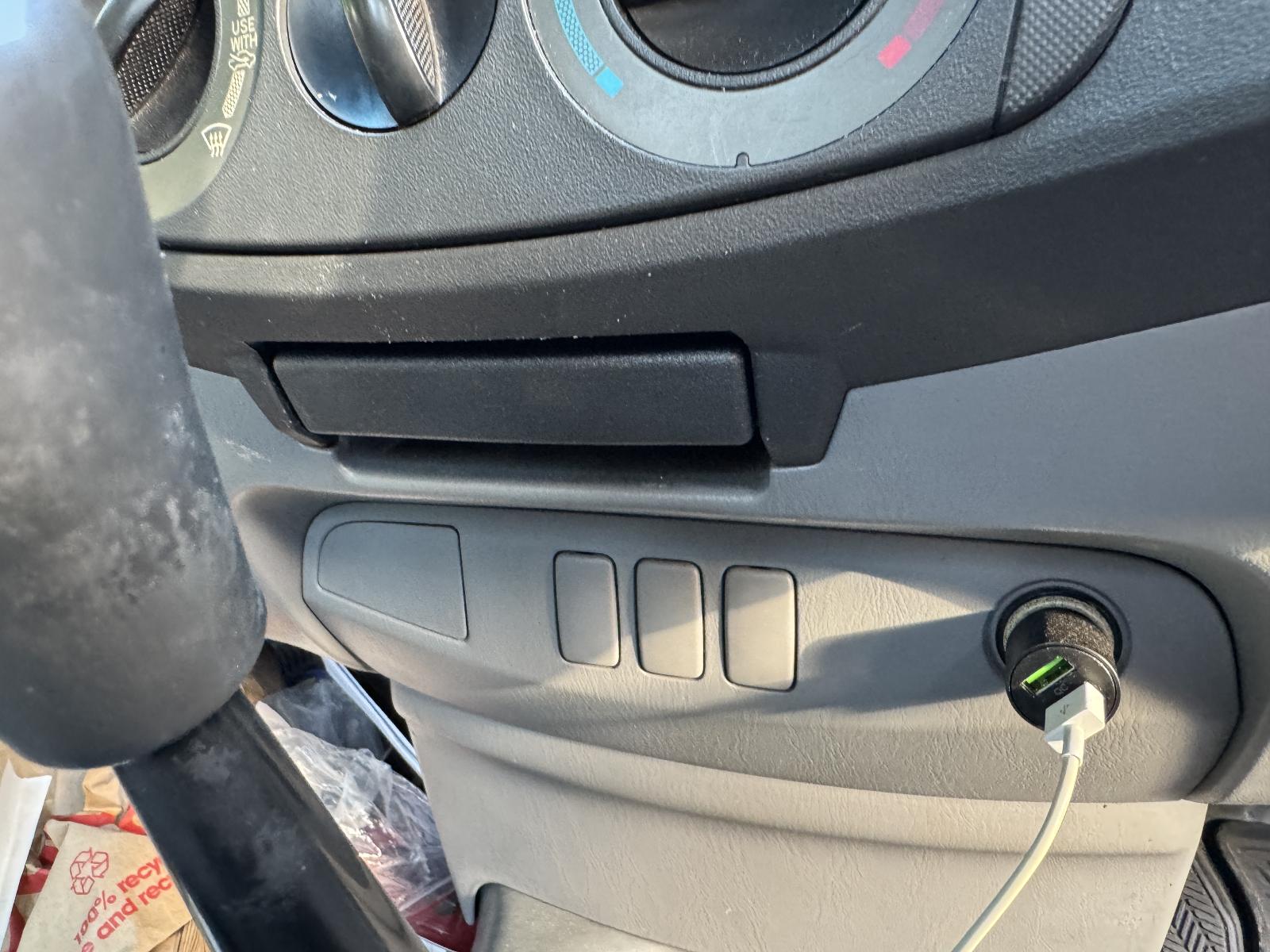 View TOYOTA HILUX 2006 2 Door Utility Breaking