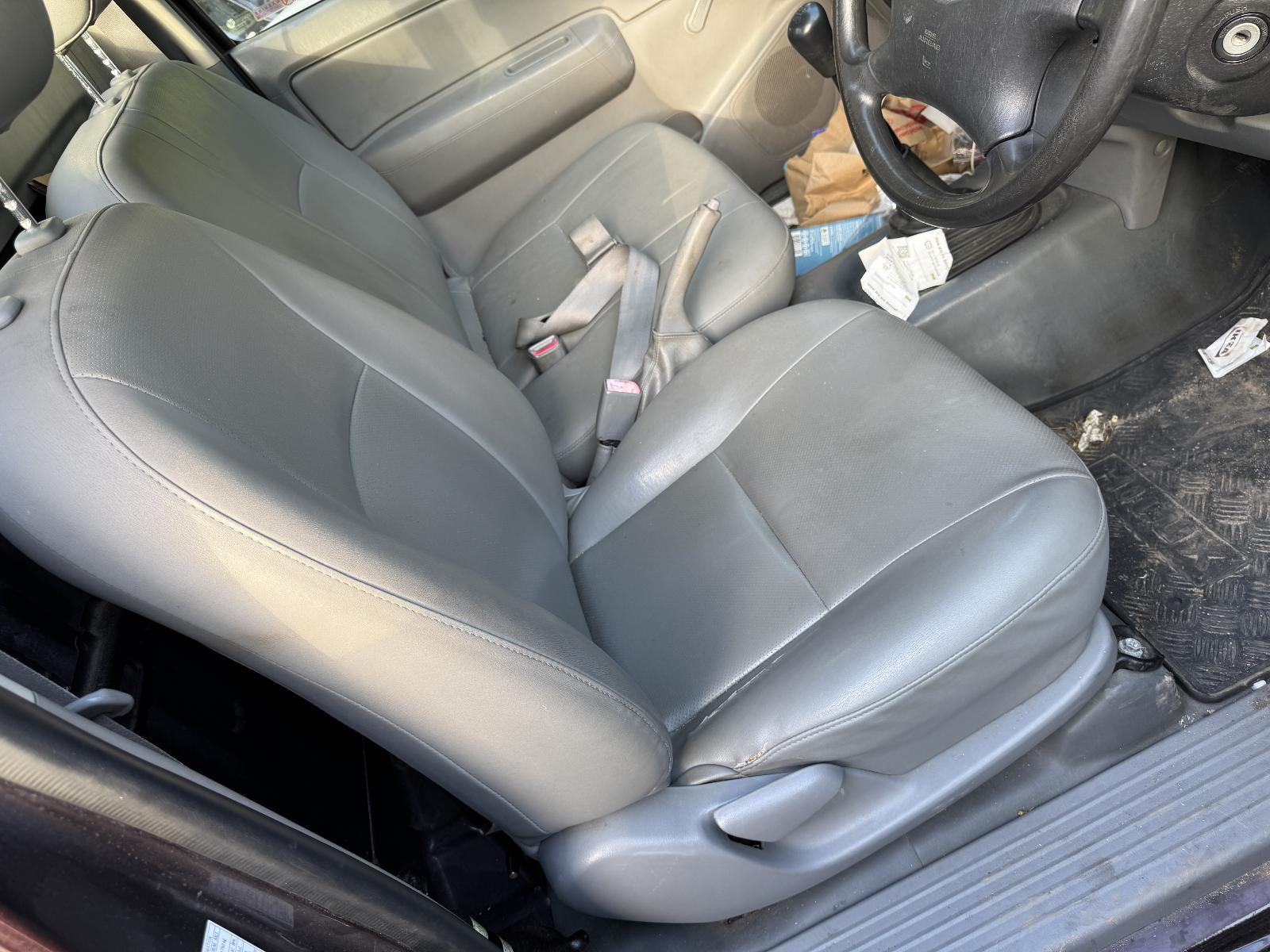 View TOYOTA HILUX 2006 2 Door Utility Breaking