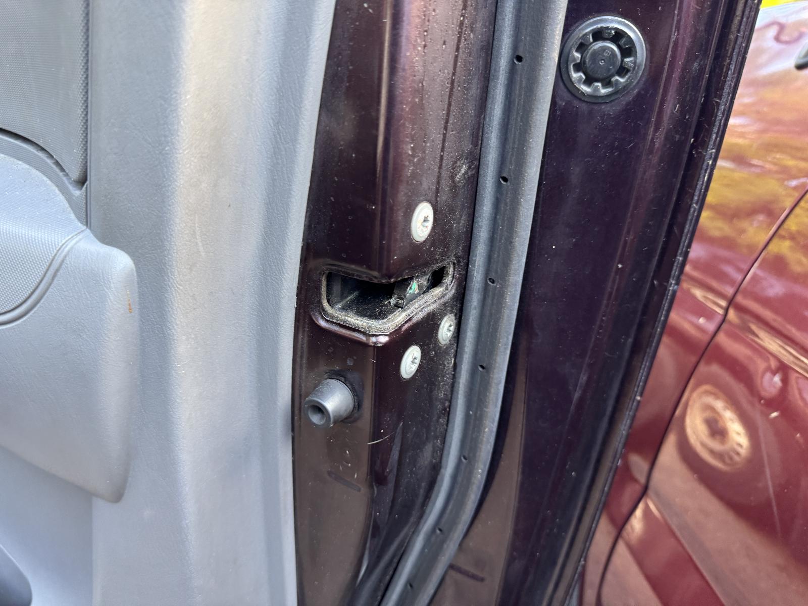 View TOYOTA HILUX 2006 2 Door Utility Breaking