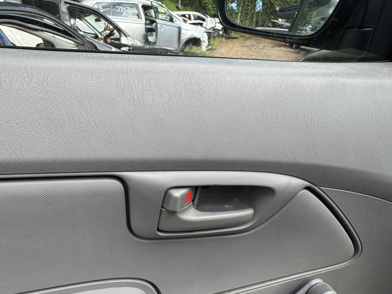 View TOYOTA HILUX 2006 2 Door Utility Breaking