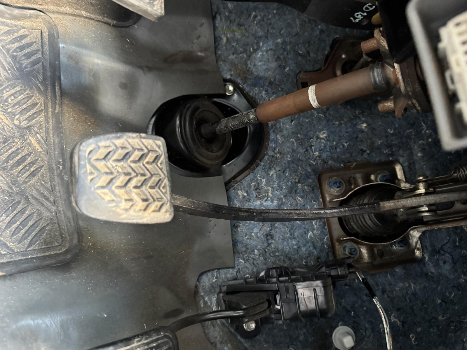 View TOYOTA HILUX 2006 2 Door Utility Breaking