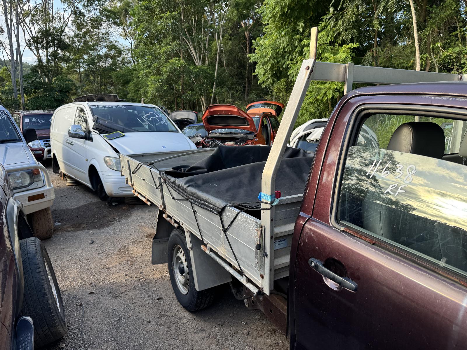 View TOYOTA HILUX 2006 2 Door Utility Breaking