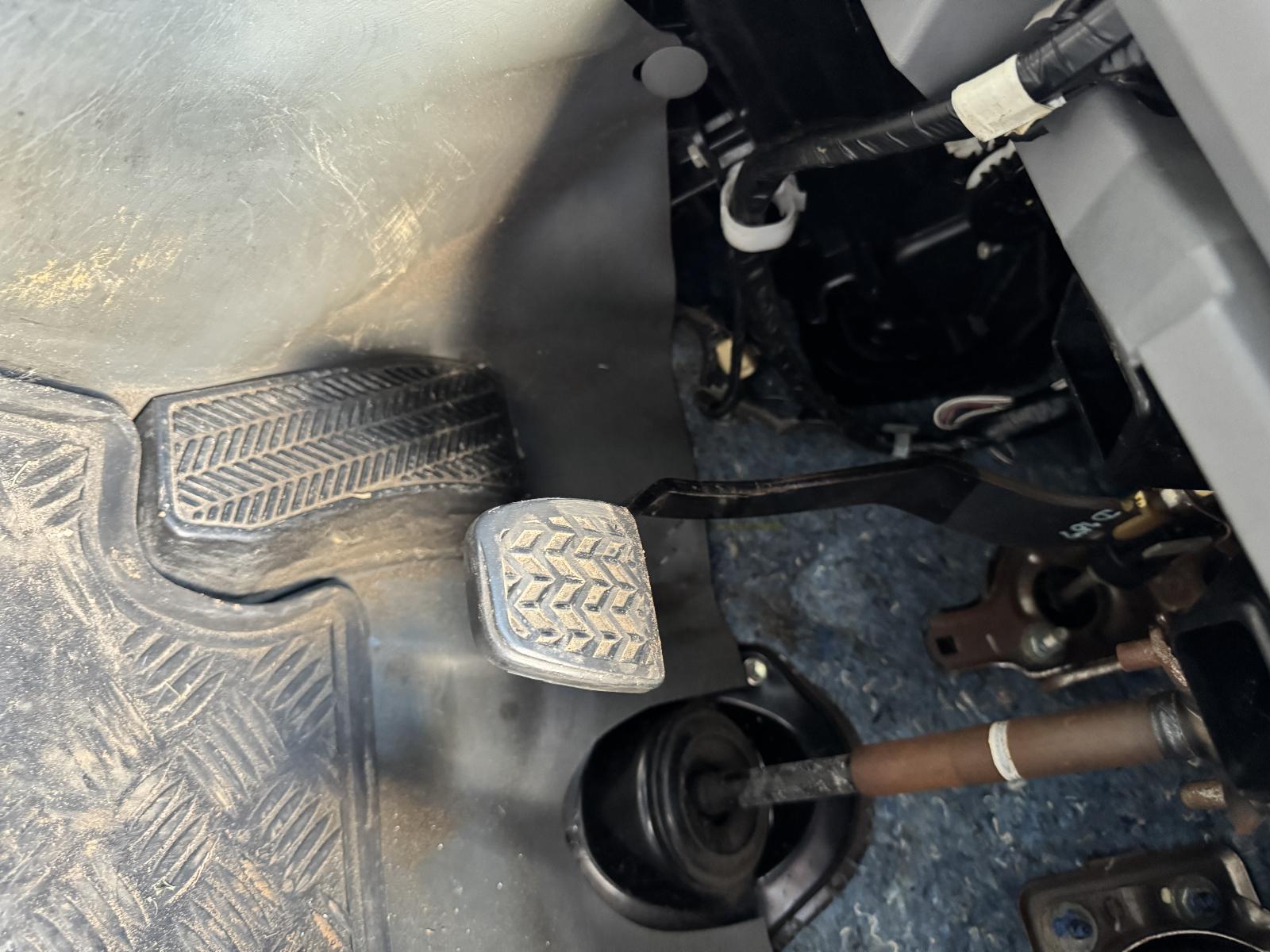 View TOYOTA HILUX 2006 2 Door Utility Breaking