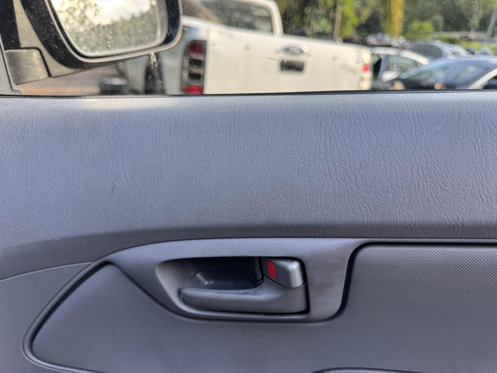 View TOYOTA HILUX 2006 2 Door Utility Breaking