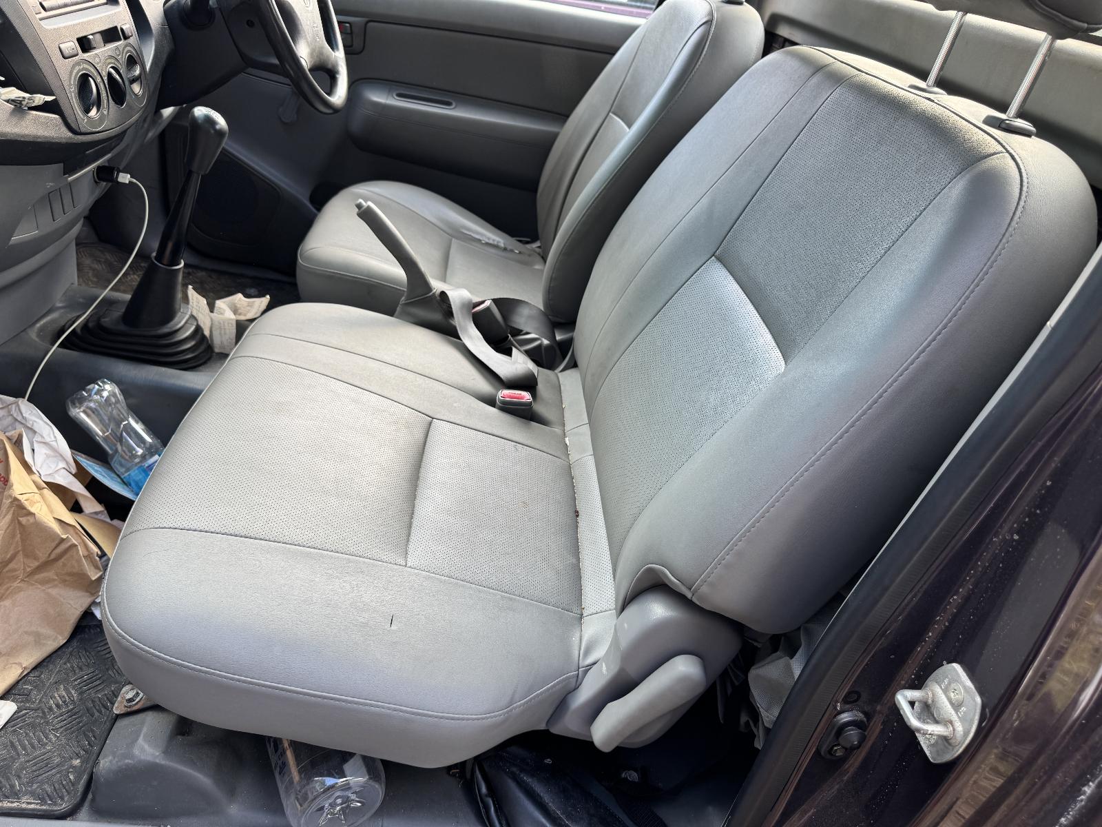 View TOYOTA HILUX 2006 2 Door Utility Breaking