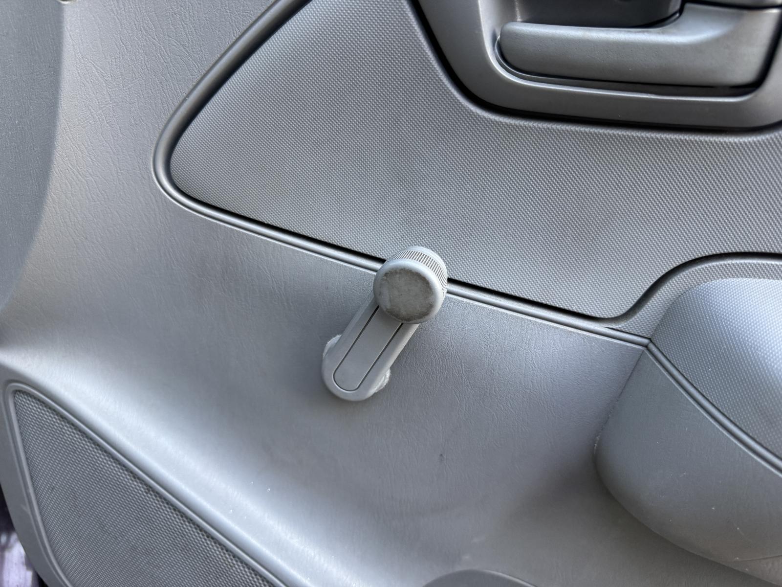 View TOYOTA HILUX 2006 2 Door Utility Breaking