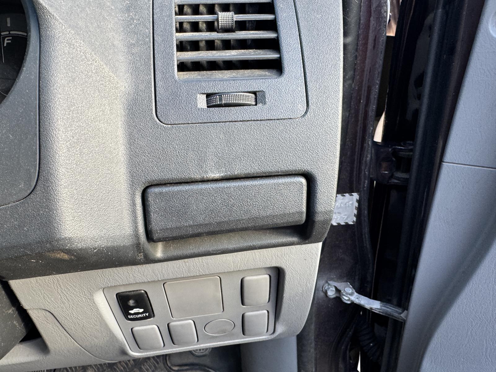 View TOYOTA HILUX 2006 2 Door Utility Breaking