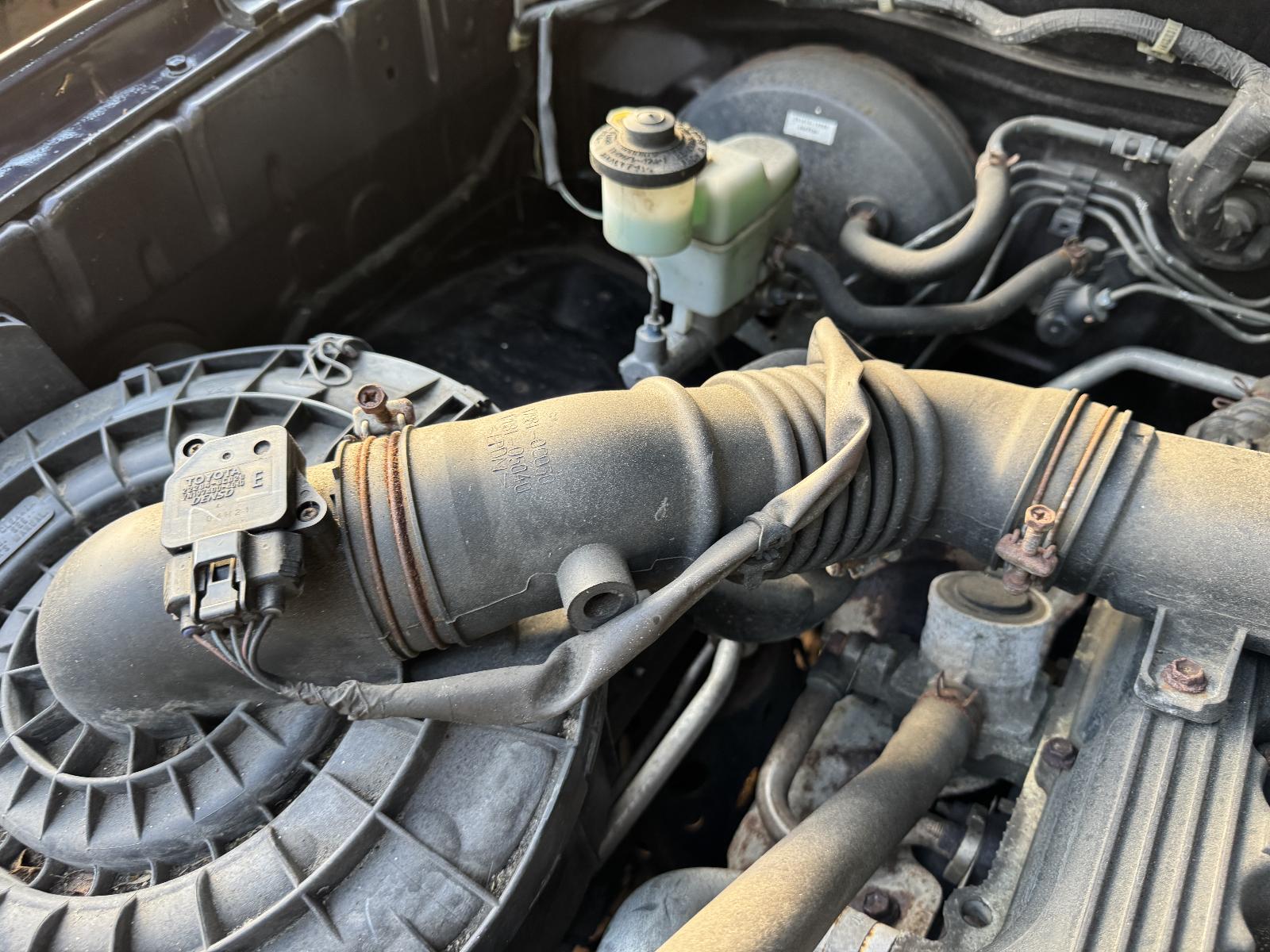 View TOYOTA HILUX 2006 2 Door Utility Breaking