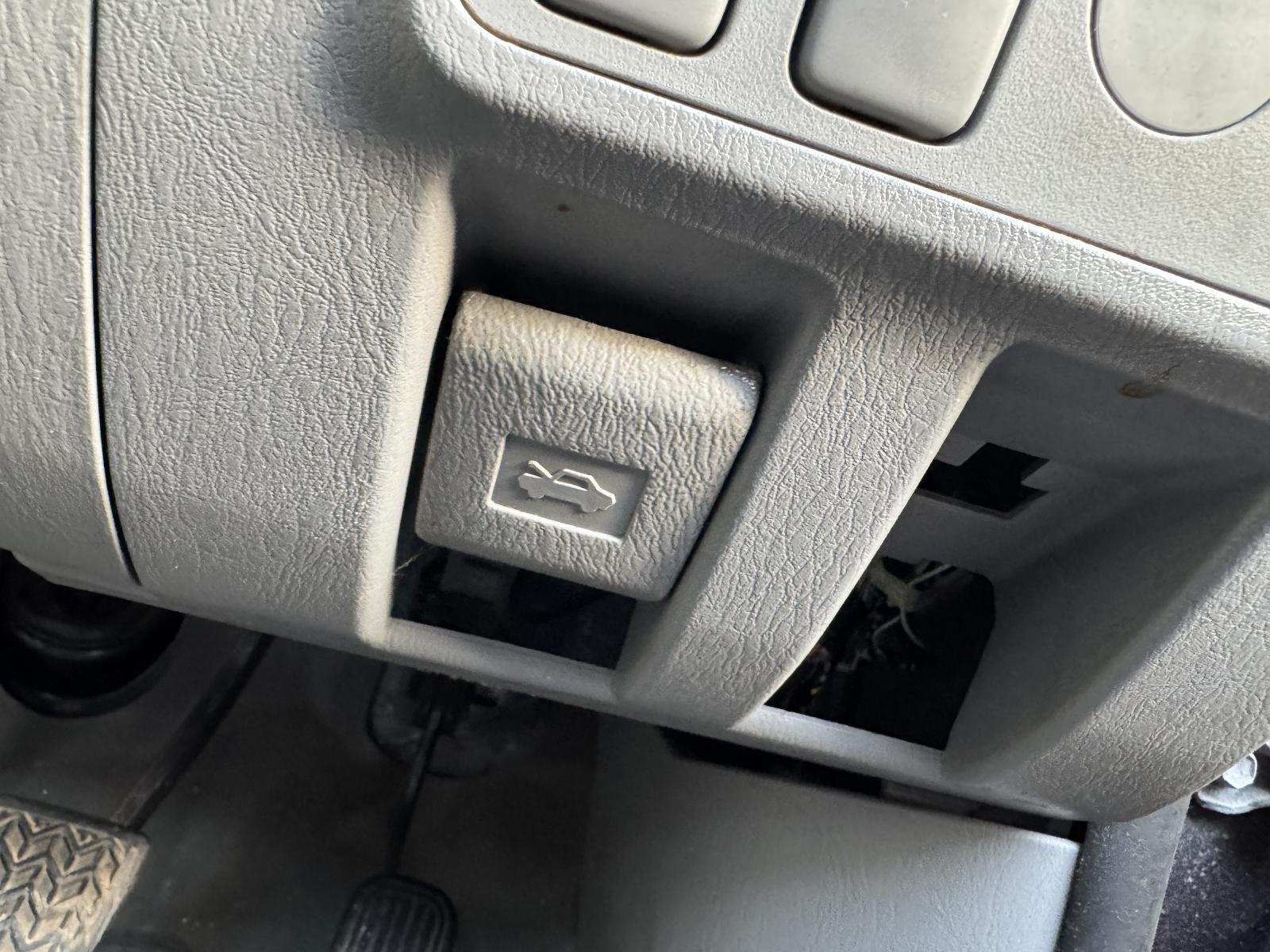 View TOYOTA HILUX 2006 2 Door Utility Breaking
