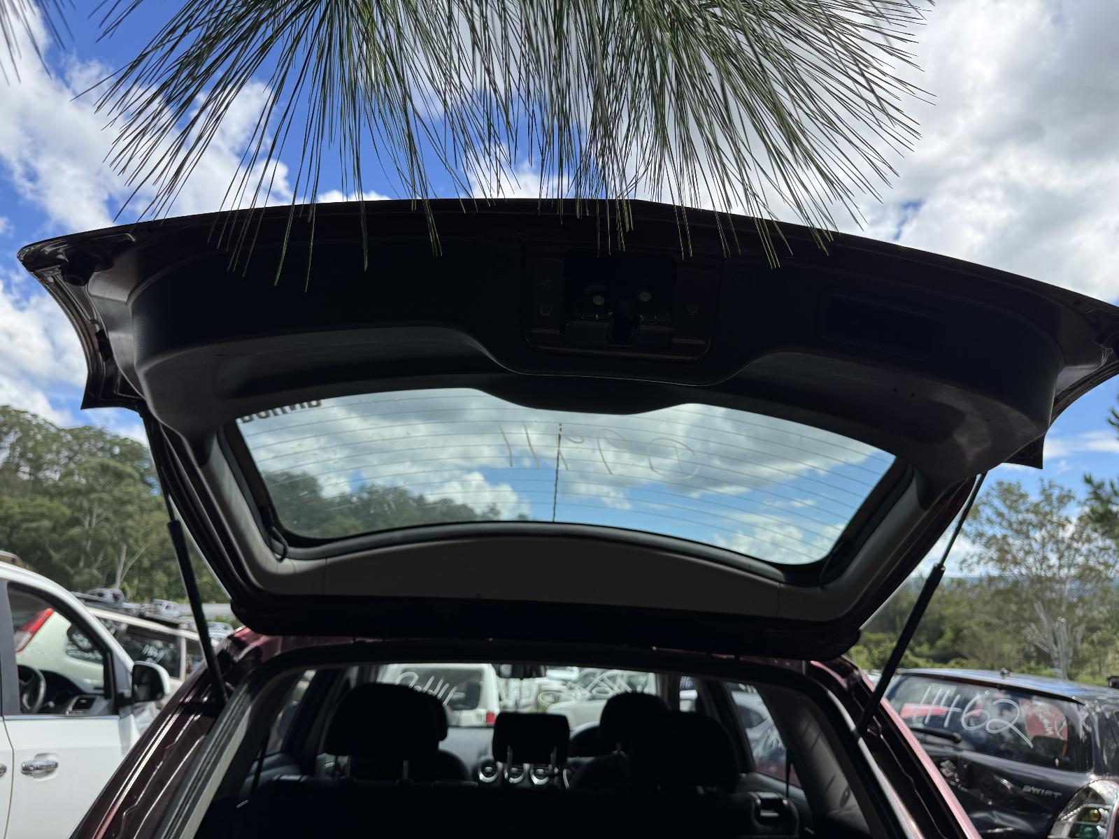View HOLDEN CAPTIVA 2014 5 Door Station Wagon Breaking