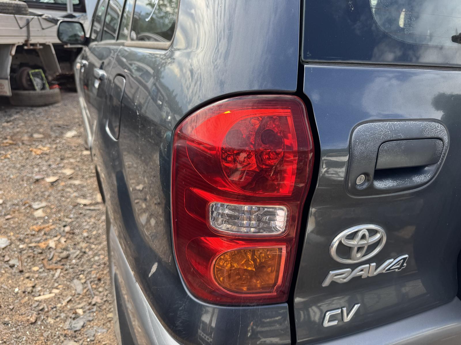 View TOYOTA RAV4 2004 4 Door Station Wagon Breaking