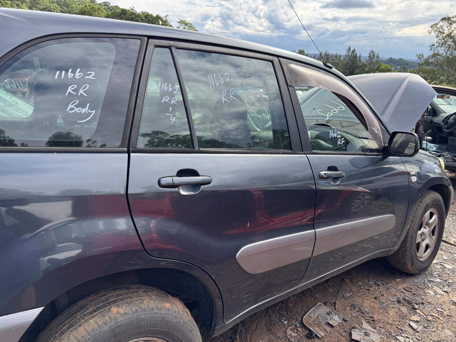 View TOYOTA RAV4 2004 4 Door Station Wagon Breaking