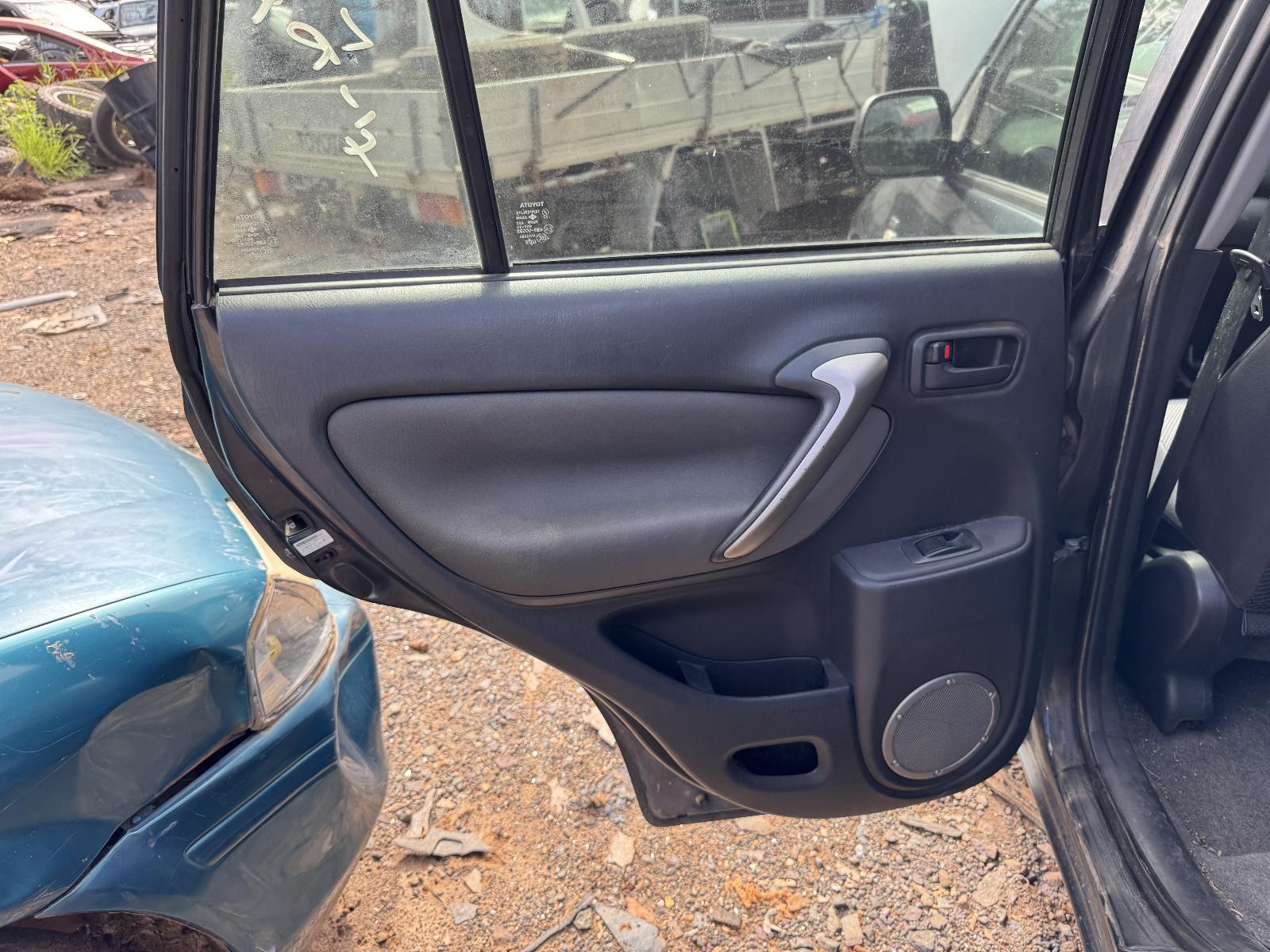 View TOYOTA RAV4 2004 4 Door Station Wagon Breaking