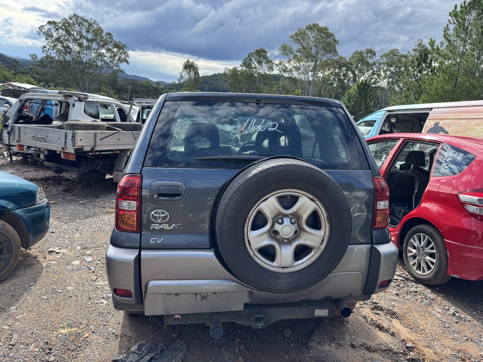 View TOYOTA RAV4 2004 4 Door Station Wagon Breaking