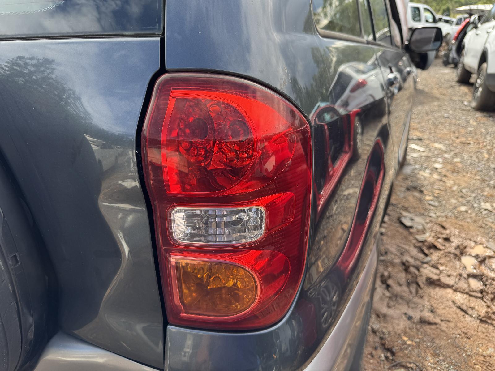 View TOYOTA RAV4 2004 4 Door Station Wagon Breaking