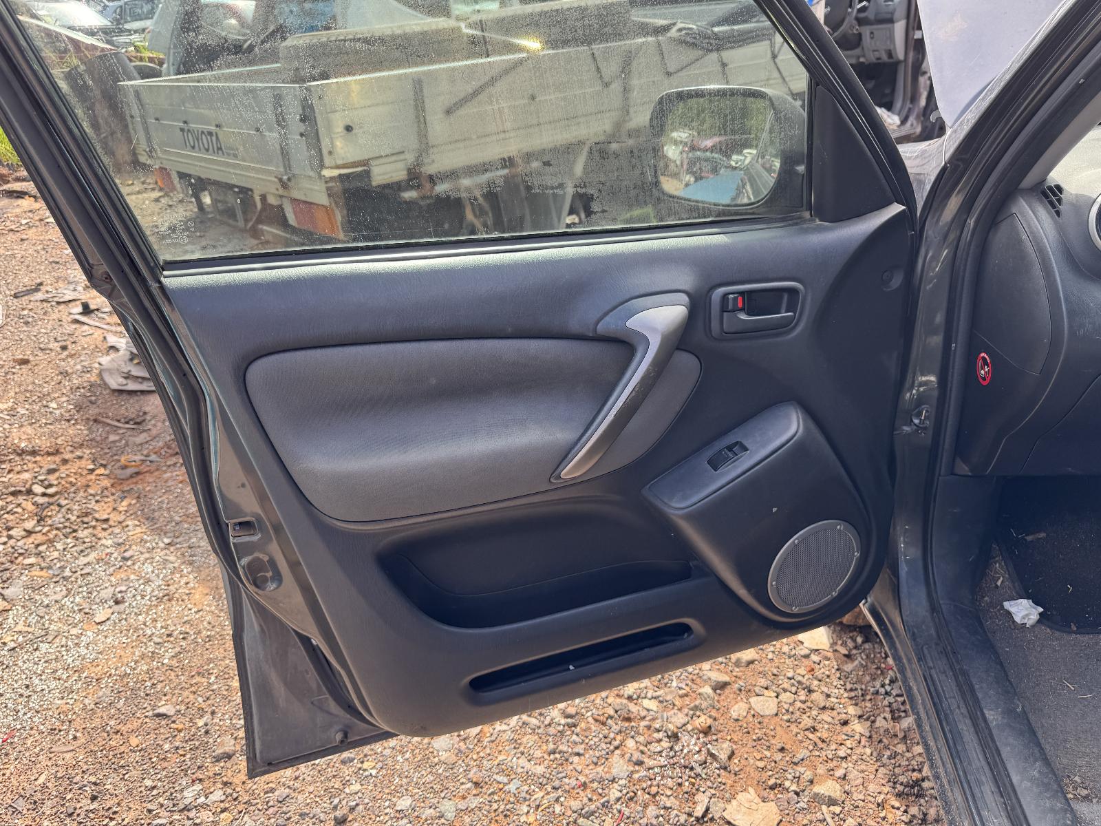 View TOYOTA RAV4 2004 4 Door Station Wagon Breaking