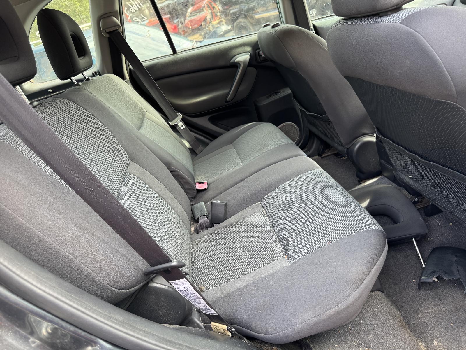 View TOYOTA RAV4 2004 4 Door Station Wagon Breaking