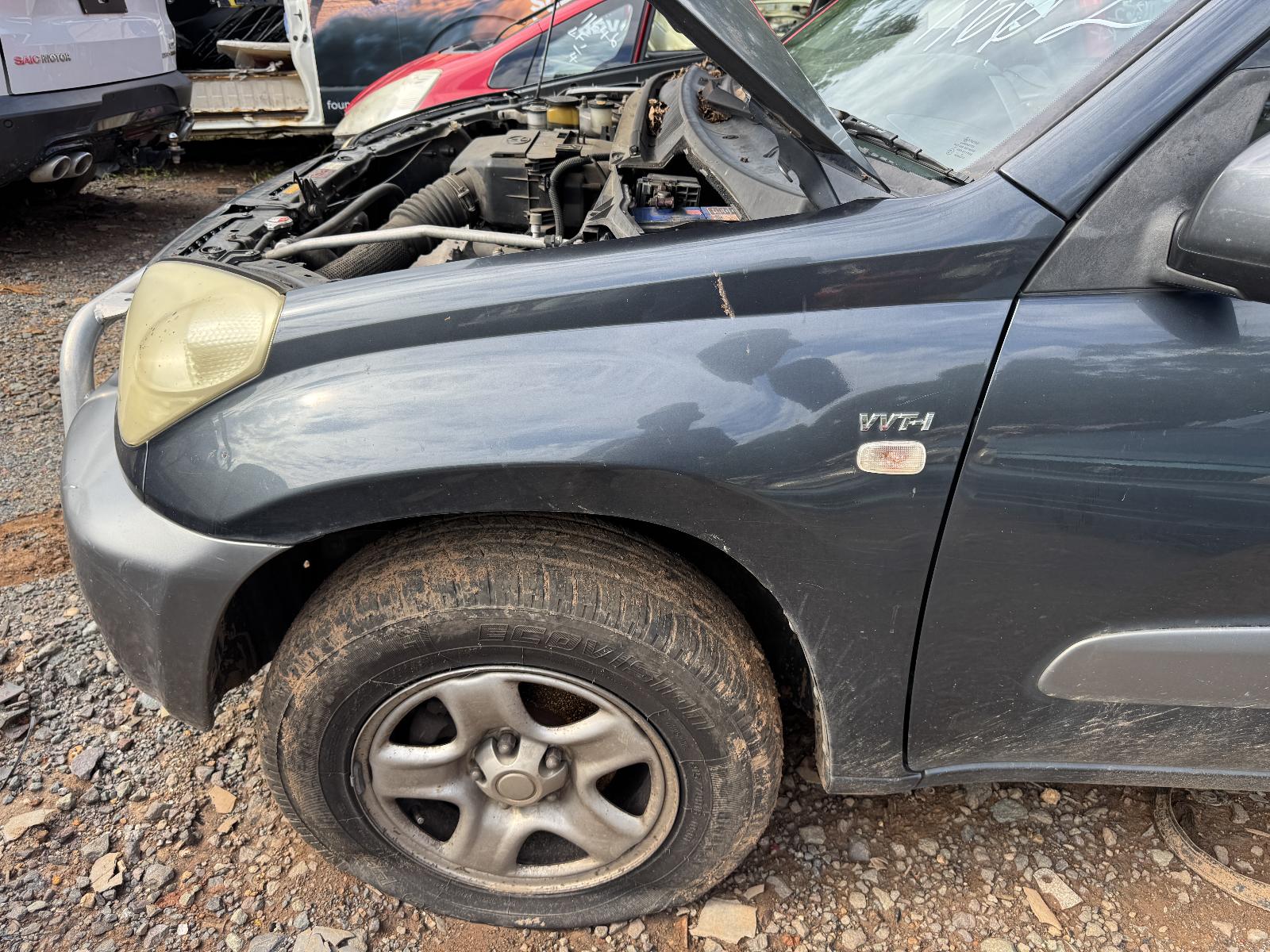 View TOYOTA RAV4 2004 4 Door Station Wagon Breaking