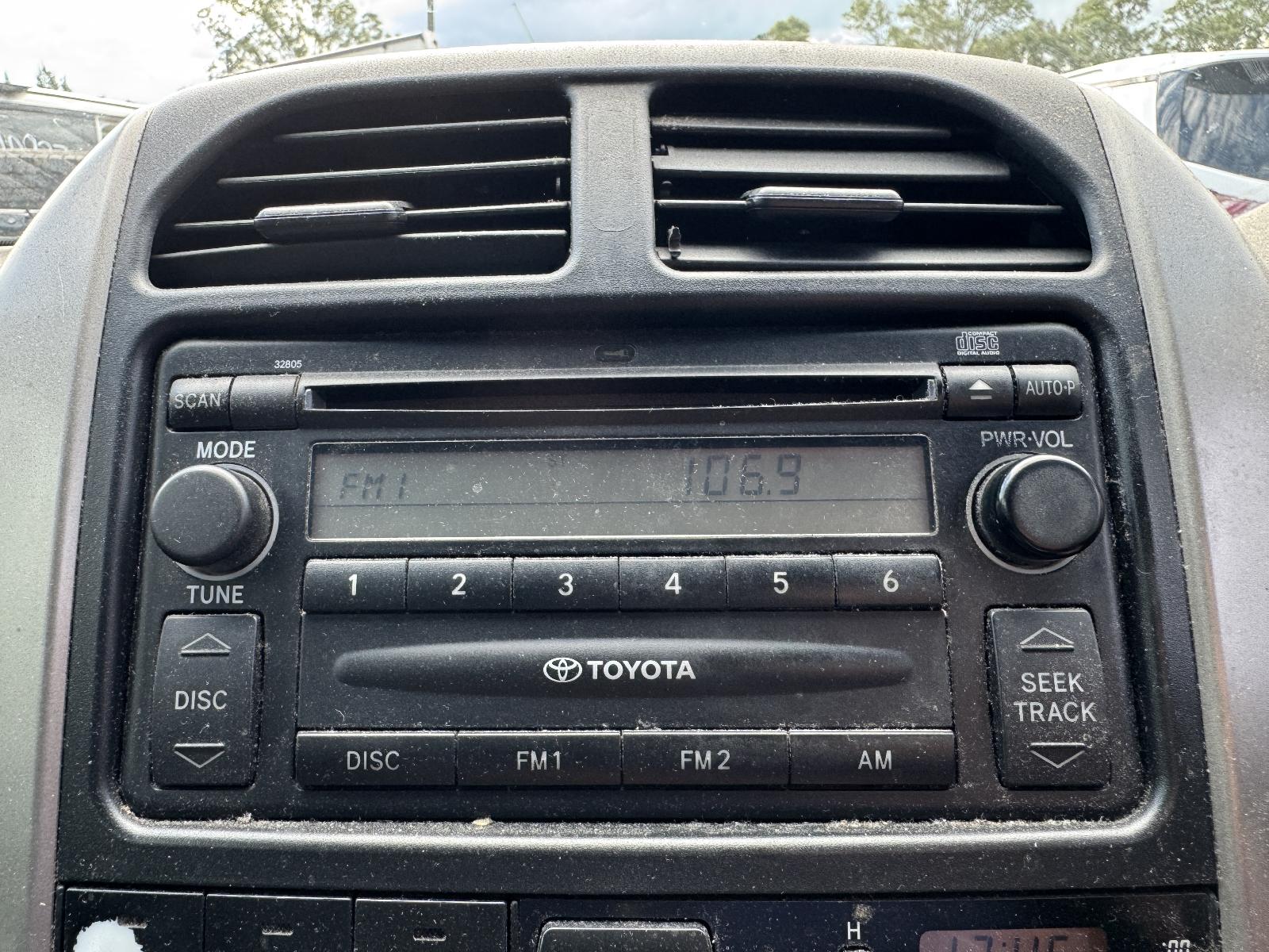 View TOYOTA RAV4 2004 4 Door Station Wagon Breaking