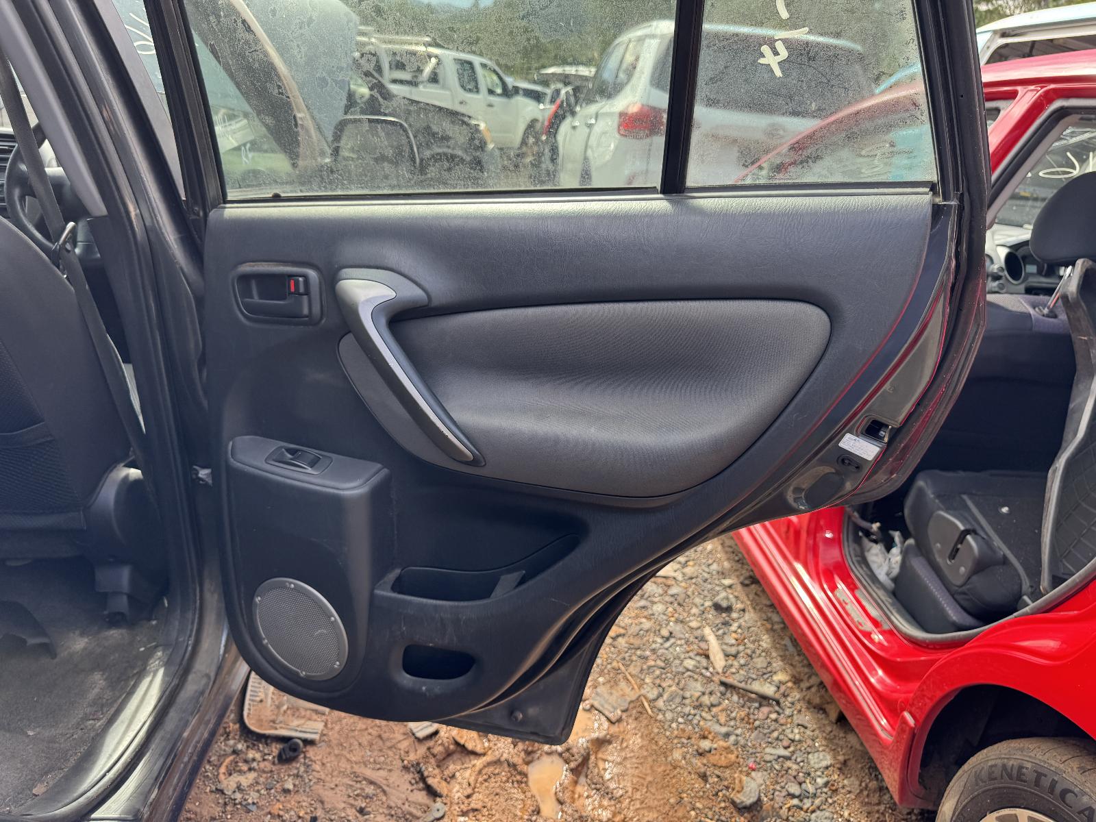 View TOYOTA RAV4 2004 4 Door Station Wagon Breaking