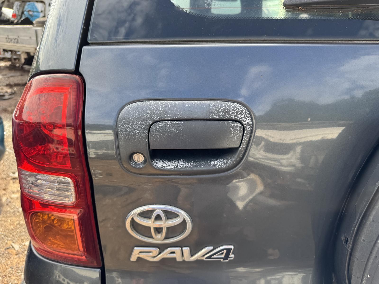 View TOYOTA RAV4 2004 4 Door Station Wagon Breaking