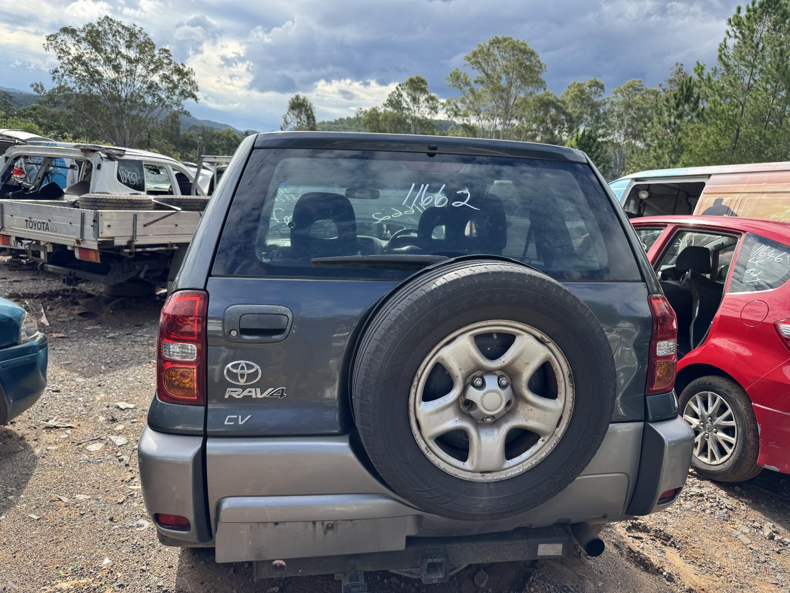 View TOYOTA RAV4 2004 4 Door Station Wagon Breaking