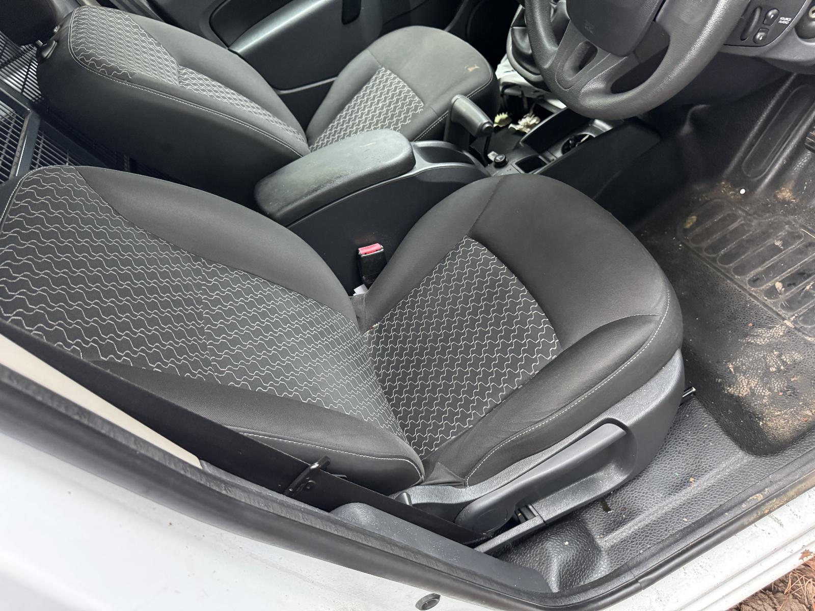 View RENAULT KANGOO 2016 2 Door Van Breaking