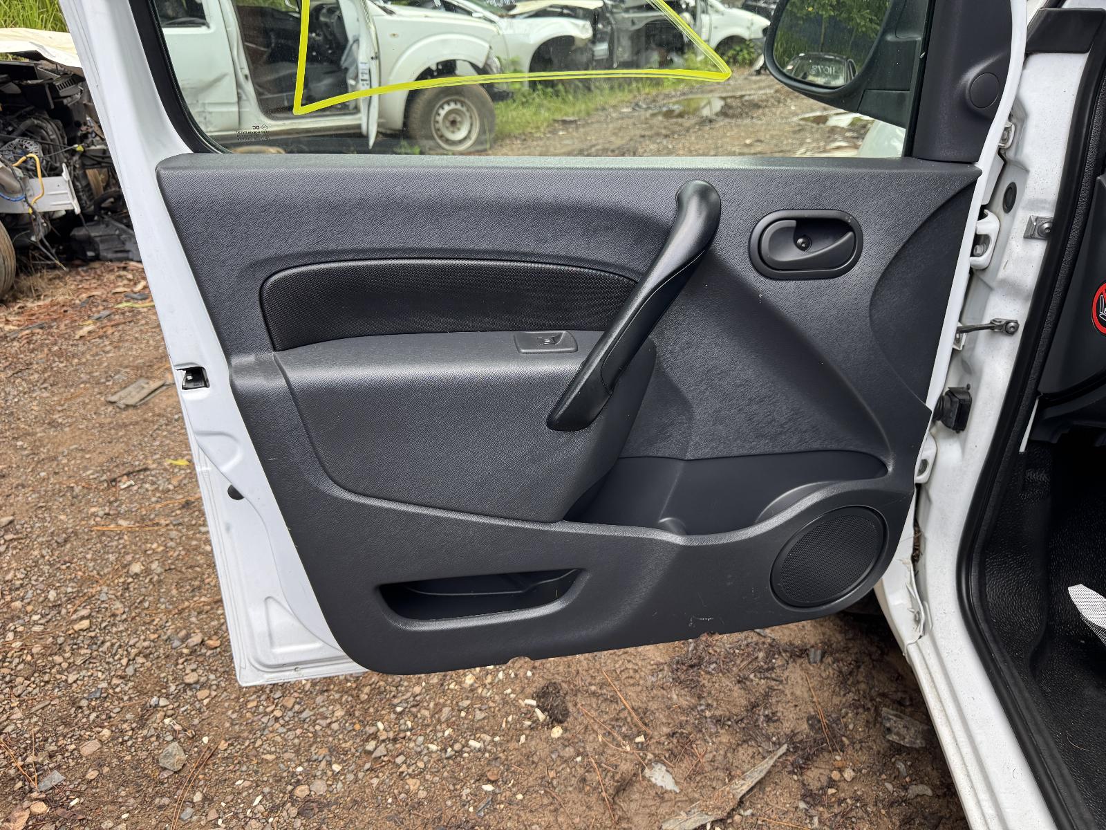 View RENAULT KANGOO 2016 2 Door Van Breaking