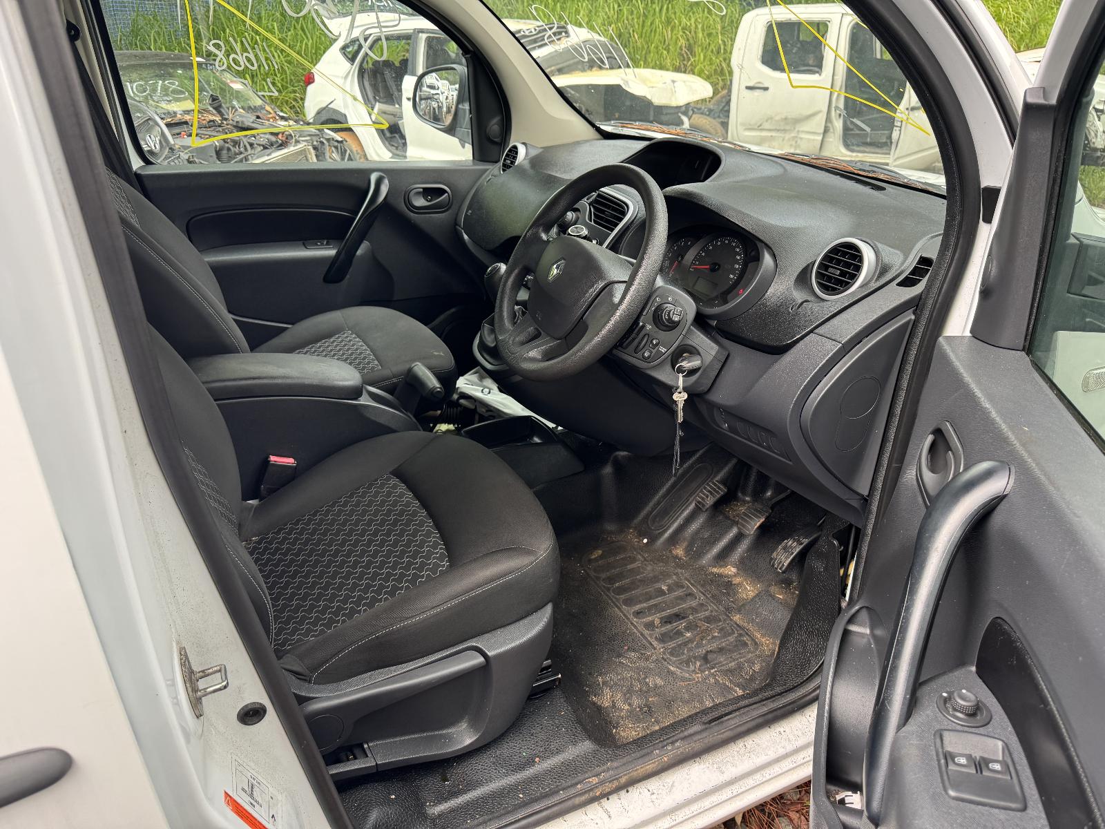 View RENAULT KANGOO 2016 2 Door Van Breaking