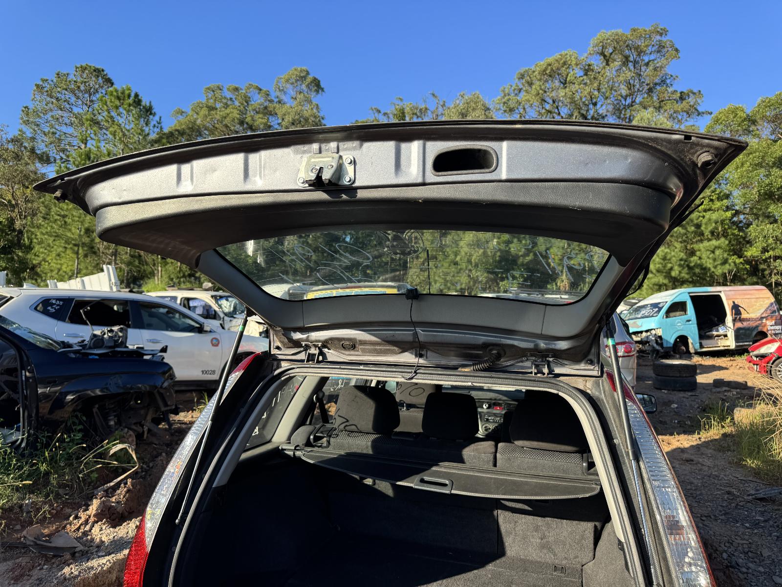 View MITSUBISHI LANCER 2005 5 Door Station Wagon Breaking